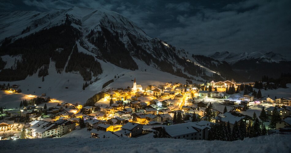 Ein beleuchtetes und verschneites Bergdorf | © Tiroler Zugspitz Arena/C. Jorda