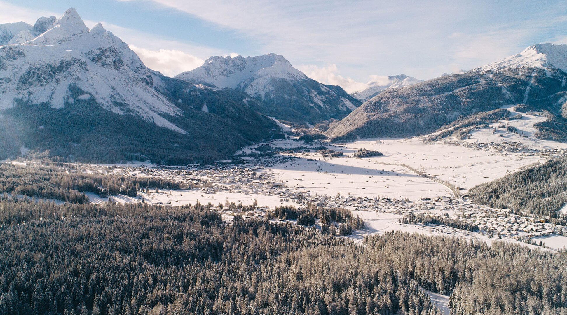 Winter panorama with the villages of Ehrwald, Lermoos and Biberwier | © Tiroler Zugpitz Arena/ Oostenrijk TV