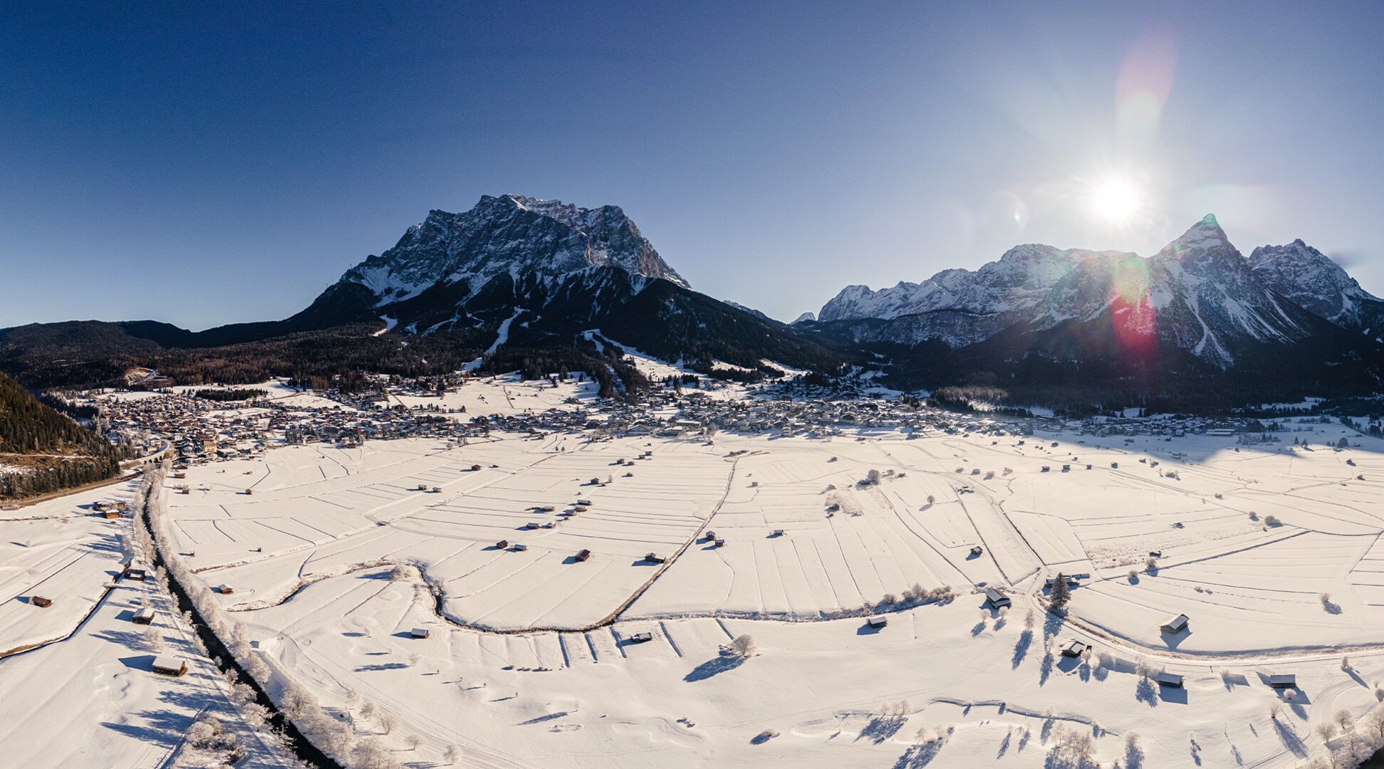 Mountain panorama with Zugspitze and Ehrwalder Sonnenspitze in winter | © Tiroler Zugspitz Arena/Oostenrijk TV