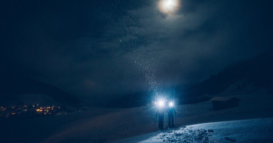 Zwei Personen machen eine Schneeschuhwanderung in der Nacht, der Mond scheint | © Tiroler Zugspitz Arena