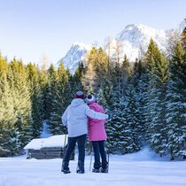 A couple snowshoeing | © Tiroler Zugspitz Arena/ Valentin Schennach