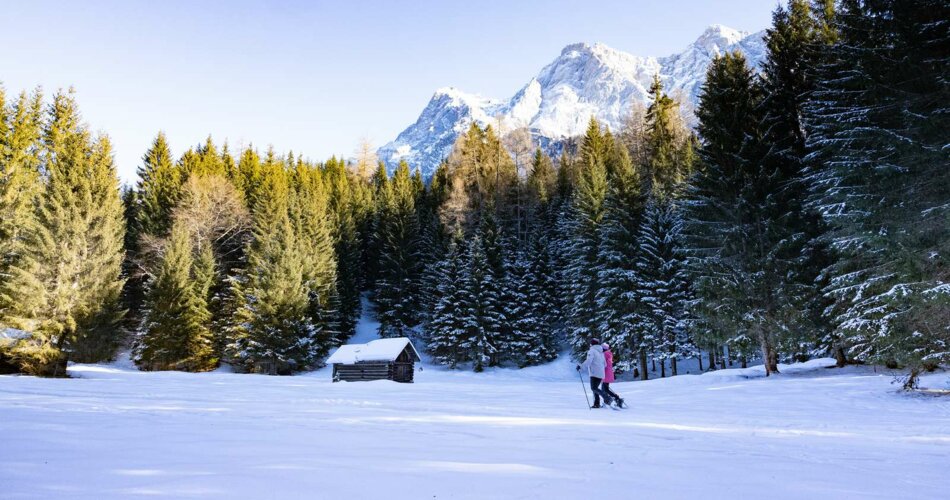 a couple snowshoeing | © Tiroler Zugspitz Arena/ Valentin Schennach