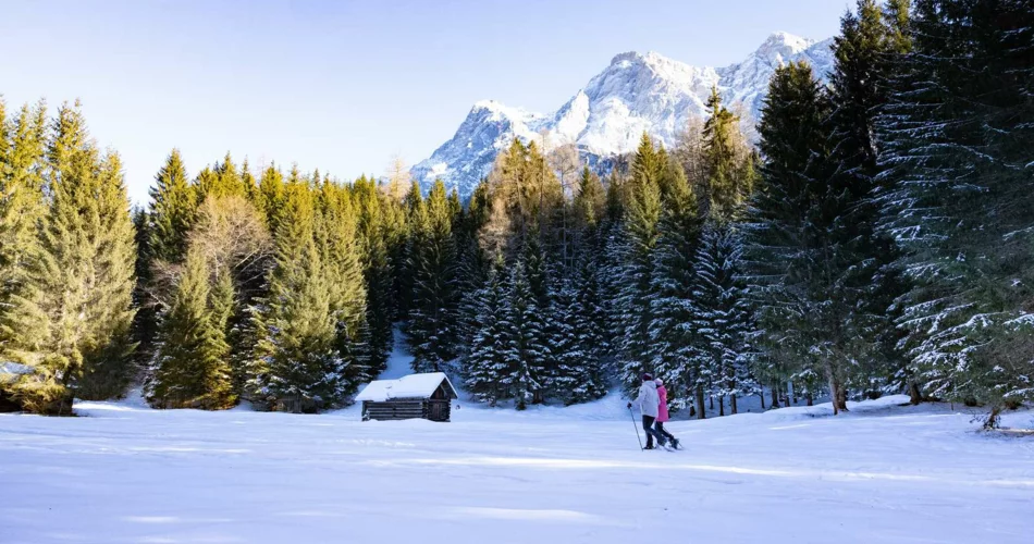 ein Paar beim Schneeschuhwandern | © Tiroler Zugspitz Arena/ Valentin Schennach