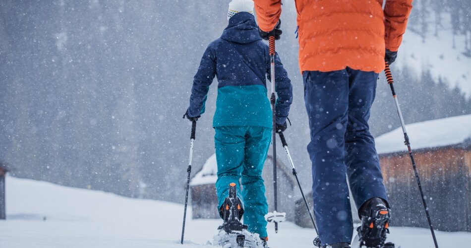 Zwei Personen stapfen mit Schneeschuhen durch tiefen Schnee, es schneit | © TZA/ C.Jorda