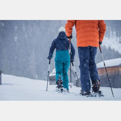 Zwei Personen stapfen mit Schneeschuhen durch tiefen Schnee, es schneit | © TZA/ C.Jorda