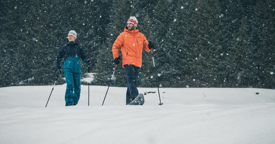 Two people hike through deep snow with snowshoes, it is snowing | © TZA/ C.Jorda