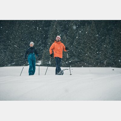 Two people hike through deep snow with snowshoes, it is snowing | © TZA/ C.Jorda