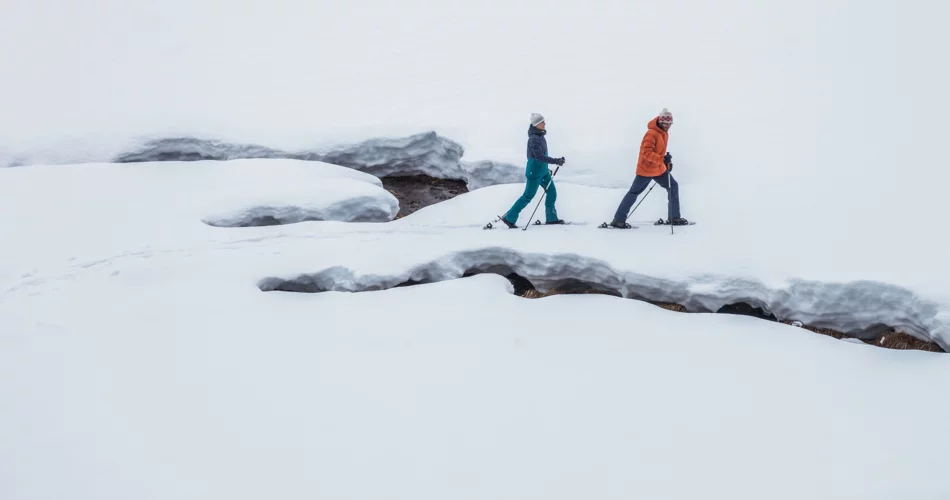 A couple walks through the snow | © Tiroler Zugspitz Arena/ C. Jorda