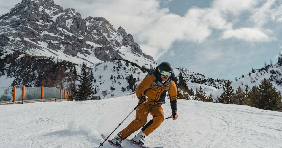 Ein Skifahrer auf einer frisch präparierten Piste, im Hintergrund ein hoher Berg | © Tiroler Zugspitz Arena/Sam Oetiker