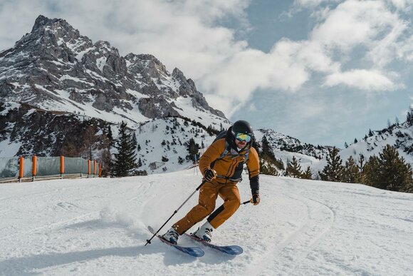 Ein Skifahrer auf einer frisch präparierten Piste, im Hintergrund ein hoher Berg | © Tiroler Zugspitz Arena/Sam Oetiker