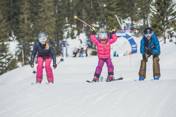 A family on a ski slope with waves and obstacles | © TZA/ C.Jorda