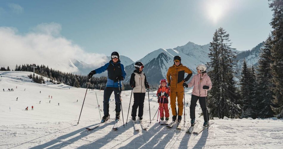 Eine Familie mit Freunden auf der Skipiste im Hintergrund winterliches Bergpanorama | © Tiroler Zugspitz Arena/Oetiker Sam