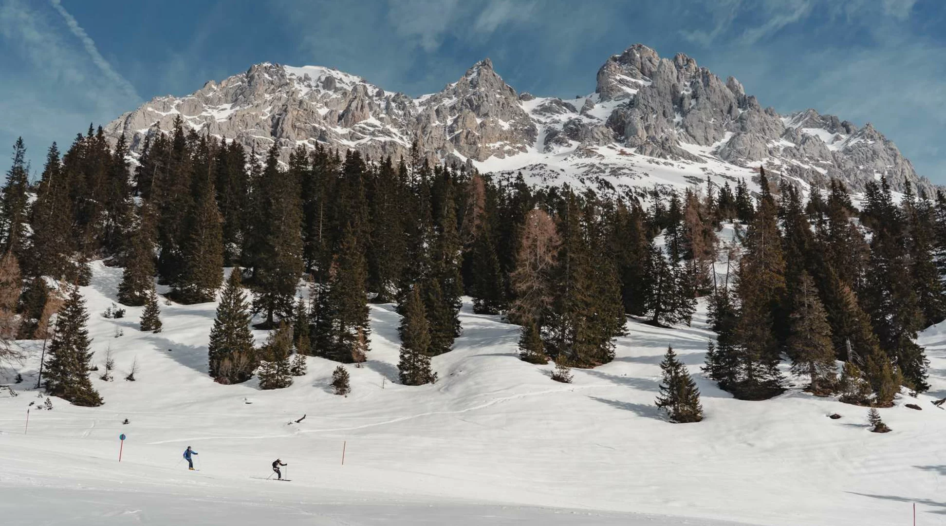 Skifahren Biberwier | © Tiroler Zugspitz Arena/Sam Oetiker Zwei Skifahrer auf einer Piste, im Hintergrund markante Berge | © Tiroler Zugspitz Arena/Sam Oetiker