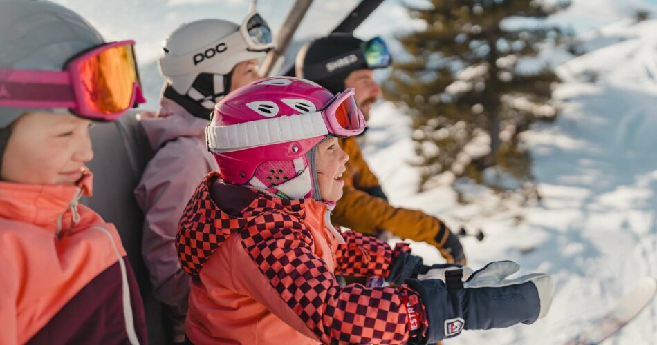 Eine Familie sitzt in einem Sessellift | © Tiroler Zugspitz Arena/Sam Oetiker