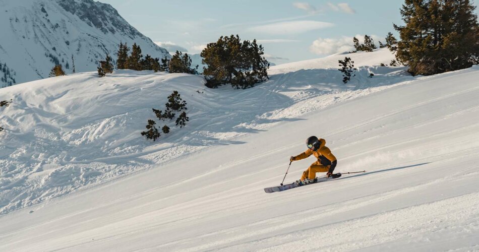 A skier makes a turn | © Tiroler Zugspitz Arena/Sam Oetiker