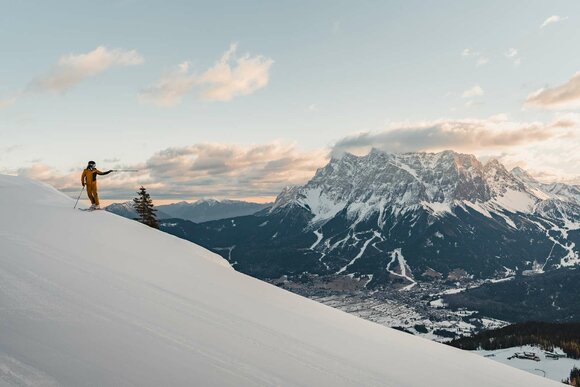 Ein Skifahrer auf einer Piste | © Tiroler Zugspitz Arena/ Sam Oetiker