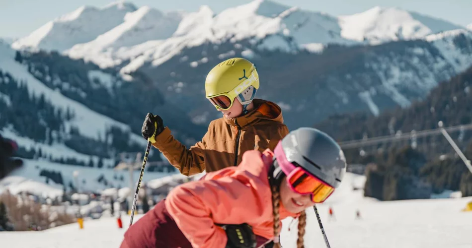 Two children skiing | © Tiroler Zugspitz Arena/ Sam Oetiker