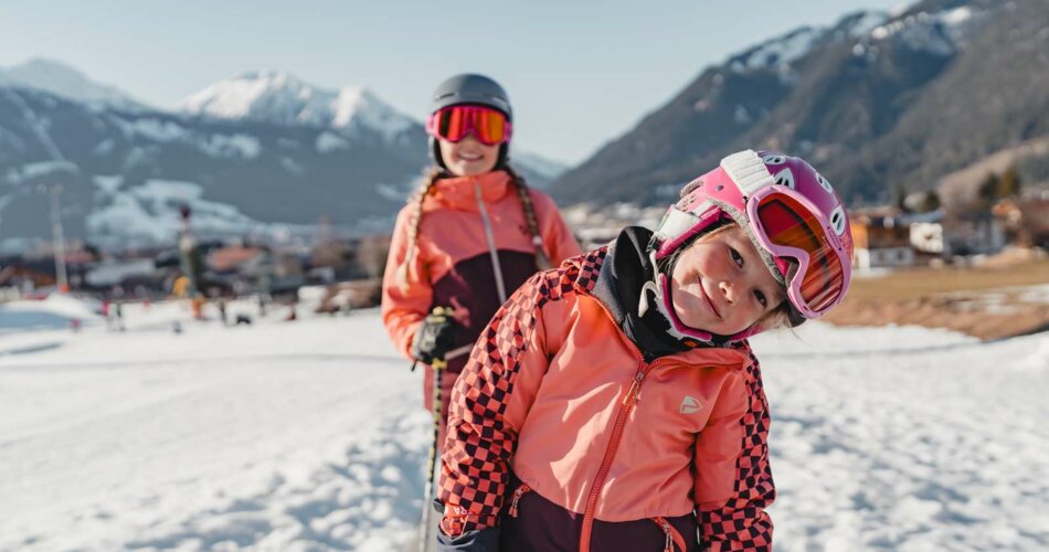 Zwei lachende Kinder beim Skifahren | © Tiroler Zugspitz Arena/Sam Oetiker