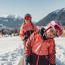 Two smiling children skiing | © Tiroler Zugspitz Arena/Sam Oetiker