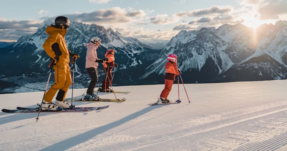 Skifahren Tiroler Zugspitz Arena | © Tiroler Zugspitz Arena/Sam Oetiker Eine Familie beim Skifahren | © Tiroler Zugspitz Arena/Sam Oetiker