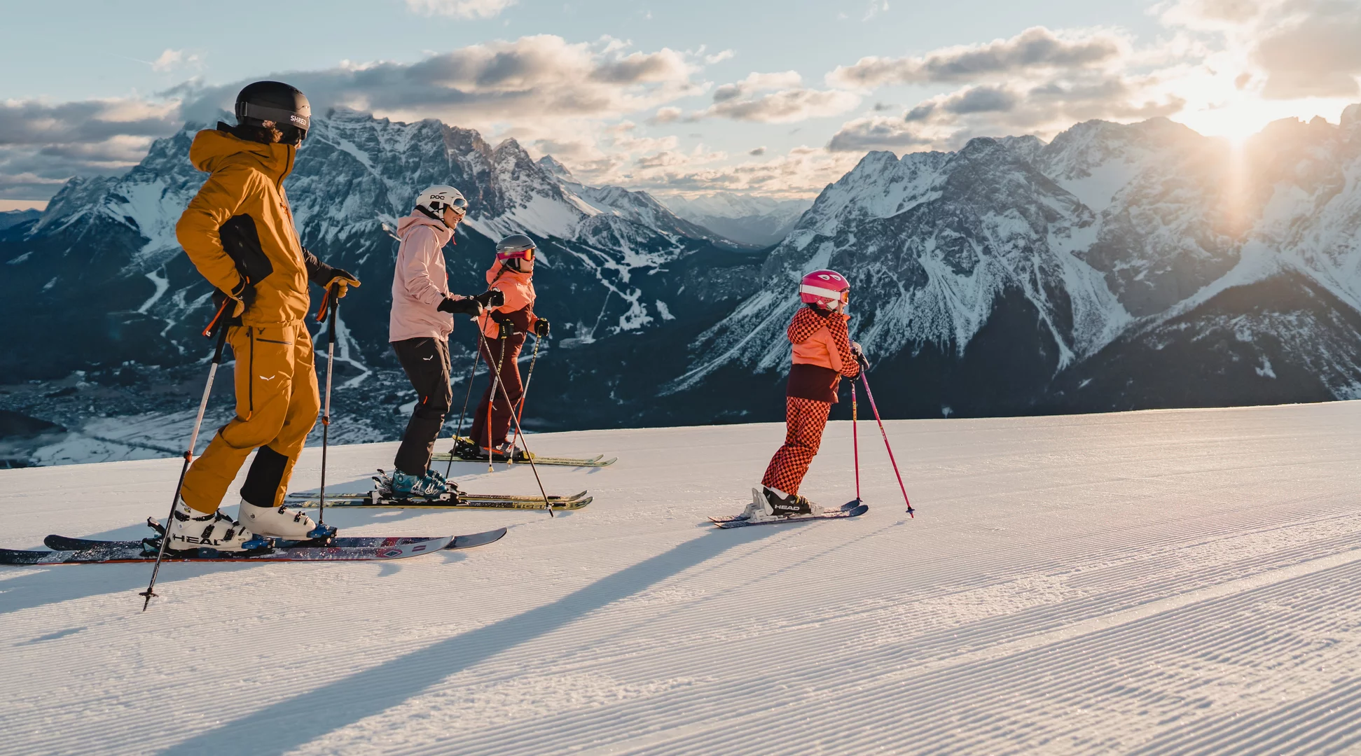 Skiing Tiroler Zugspitz Arena | © Tiroler Zugspitz Arena/Sam Oetiker A family on a freshly groomed slope during a skiing day, mountain panorama with the Zugspitze in the background | © Tiroler Zugspitz Arena/Sam Oetiker