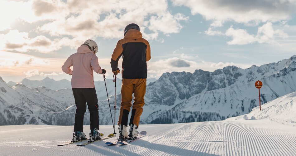 Two skiers | © Tiroler Zugspitz Arena/Sam Oetiker