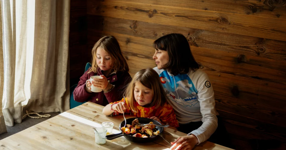 Family at dinner | © Tirol Werbung / Haindl Ramon