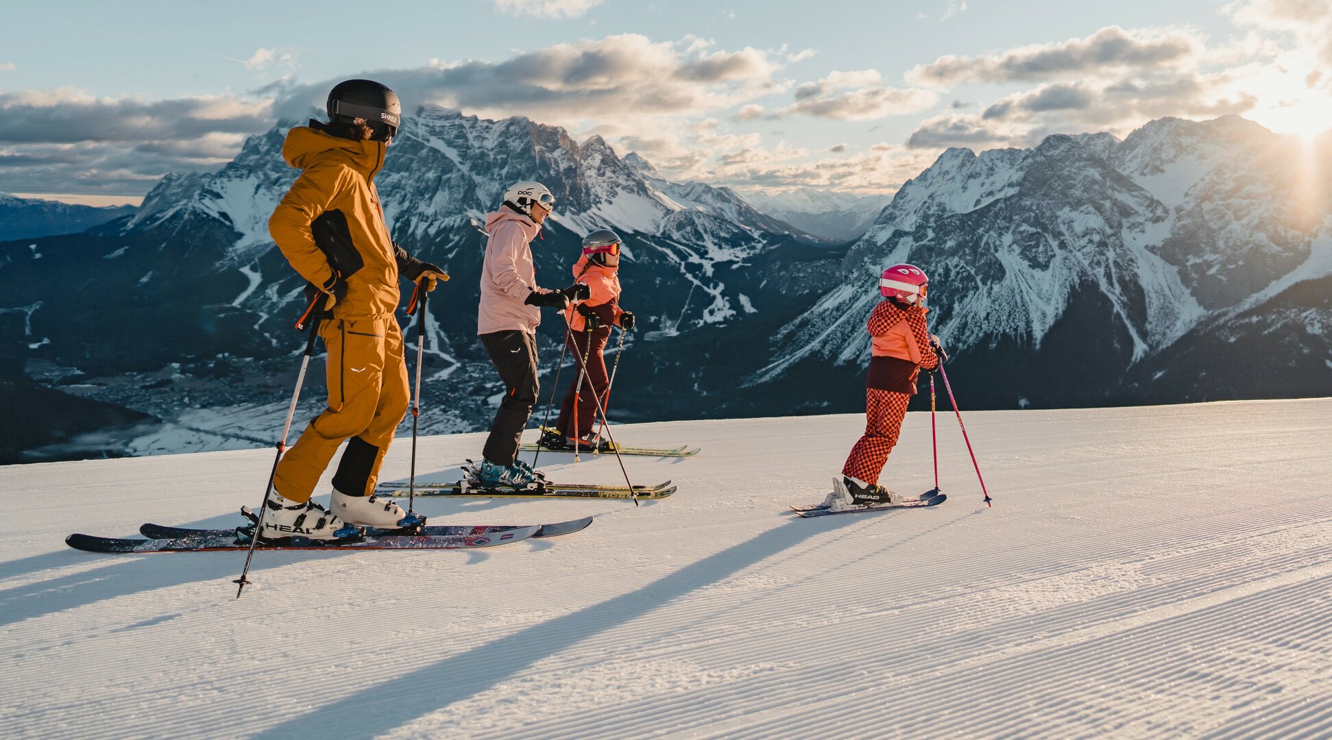 A family on a freshly groomed slope | © Tiroler Zugspitz Arena/ Sam Oetiker