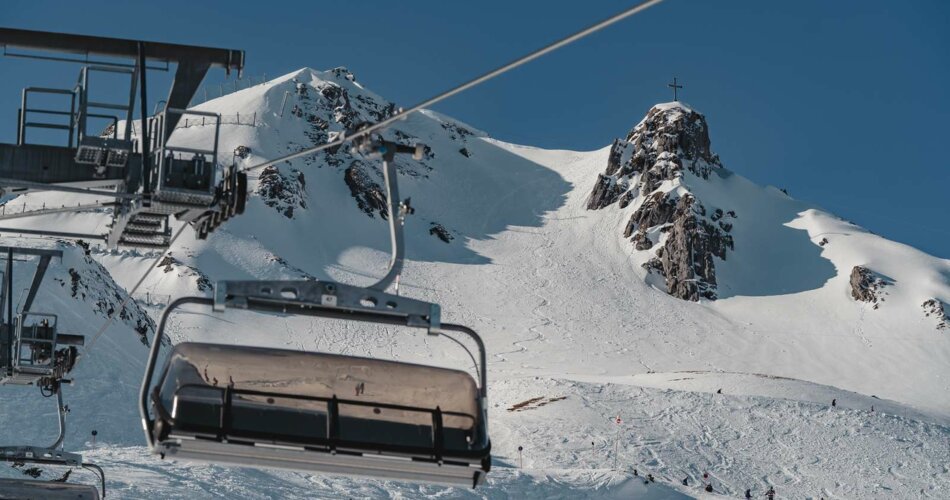 A chairlift and a mountain | © Tiroler Zugspitz Arena/Sam Oetiker