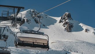 A chairlift and a mountain | © Tiroler Zugspitz Arena/Sam Oetiker