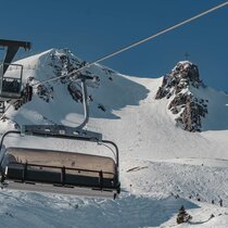A chairlift and a mountain | © Tiroler Zugspitz Arena/Sam Oetiker