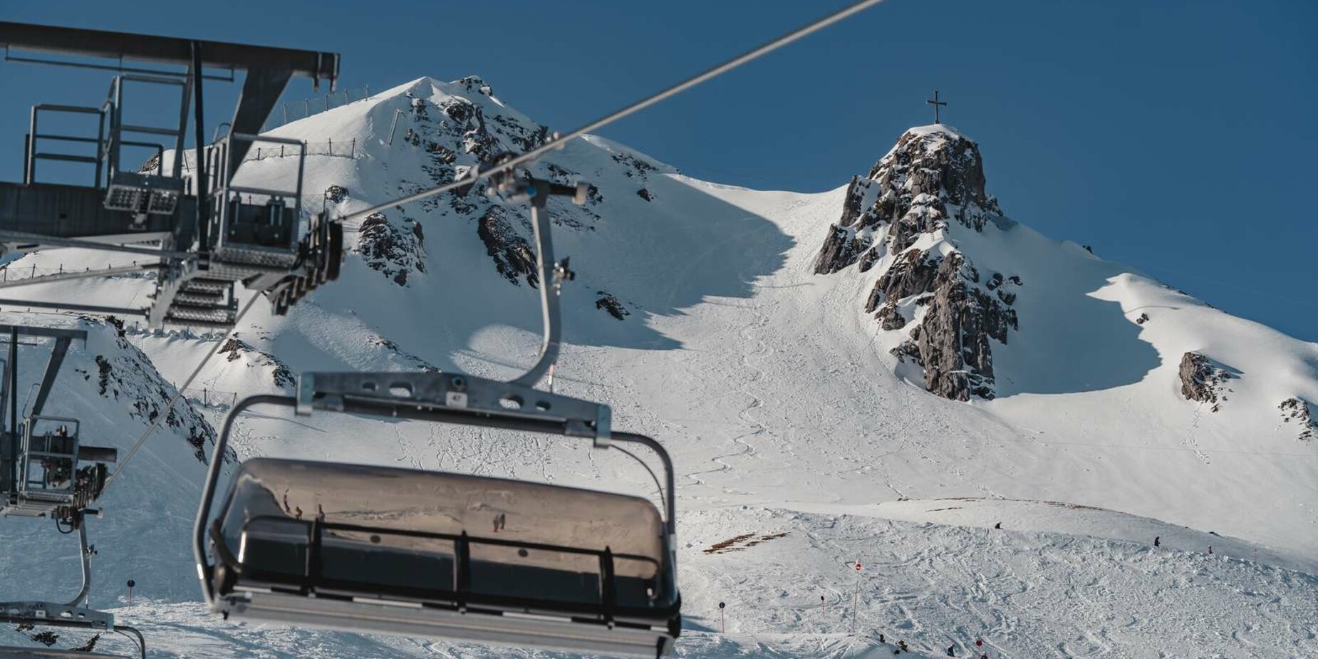 A chairlift and a mountain | © Tiroler Zugspitz Arena/Sam Oetiker