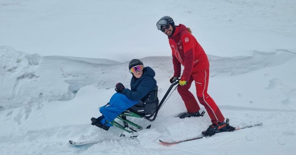A ski instructor and a skier with bi-skis | © Skischule Snowpower Lermoos