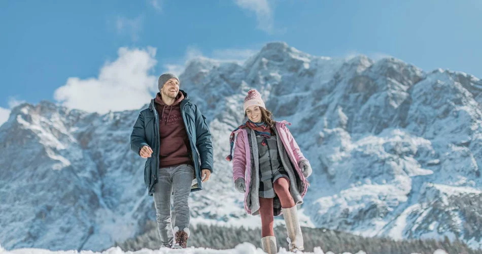 A couple walks | © Tiroler Zugspitz Arena/C. Jorda