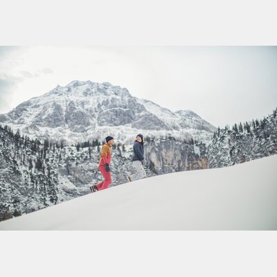 A couple on a winter hike | © Tiroler Zugspitz Arena/ C. Jorda