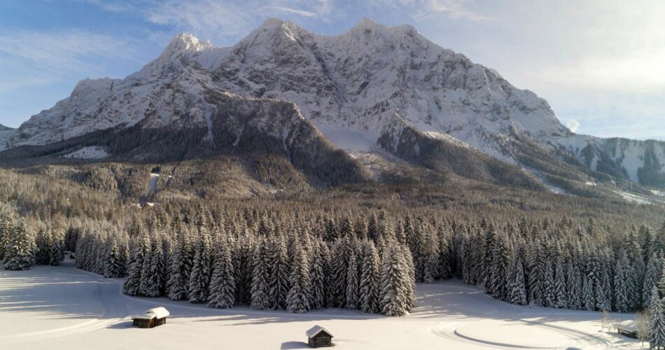 Die Zugspitze im Winter, umgeben von einer verschneiten Winterlandschaft. | © Tiroler Zugspitz Arena