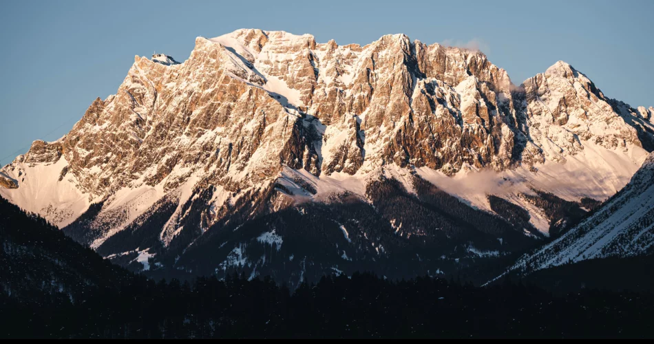 The wintry Zugspitze in the evening light | © Tiroler Zugspitz Arena