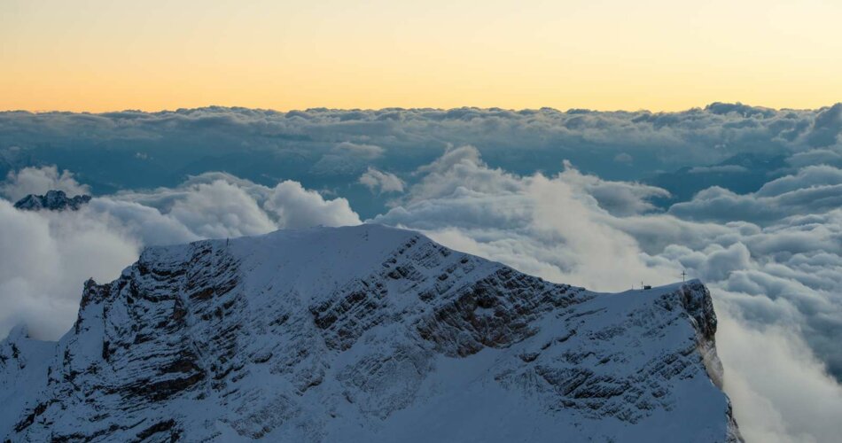 A mountain with snow and an orange evening sky | © Tiroler Zugspitz Arena/Nikola Radovic