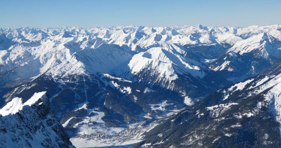 Bergpanorama mit Fernblick im Winter | © Tiroler Zugspitz Arena/Edes Anna