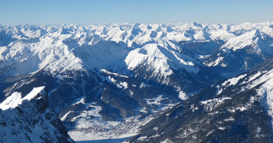 Mountain panorama with distant view in winter | © Tiroler Zugspitz Arena/Edes Anna