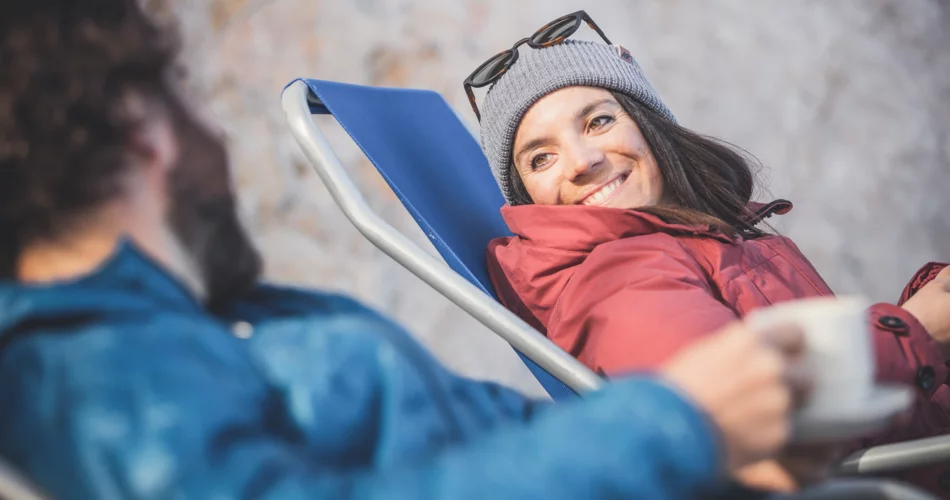 Eine Frau trink Kaffee auf der Zugspitzplattform | © Tiroler Zugspitz Arena/ Christoph Jorda