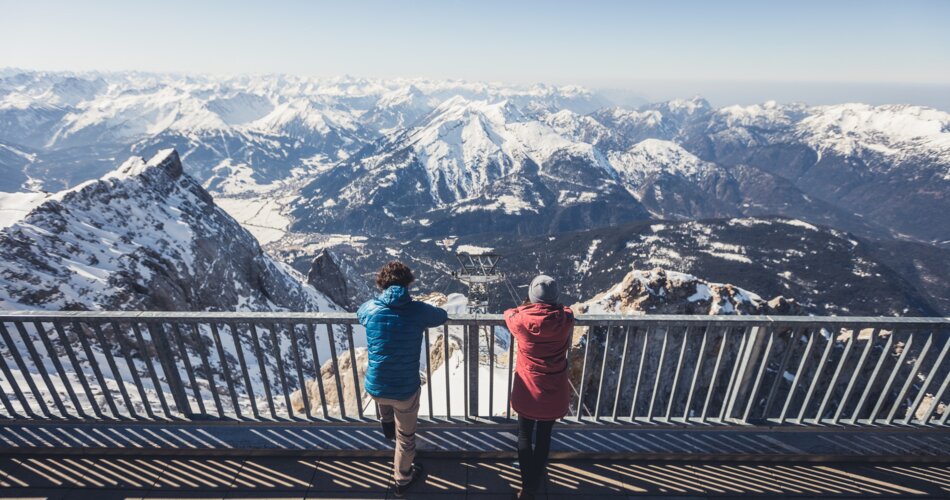 Two people standing on the Zugspitze viewing platform | © Tiroler Zugspitz Arena