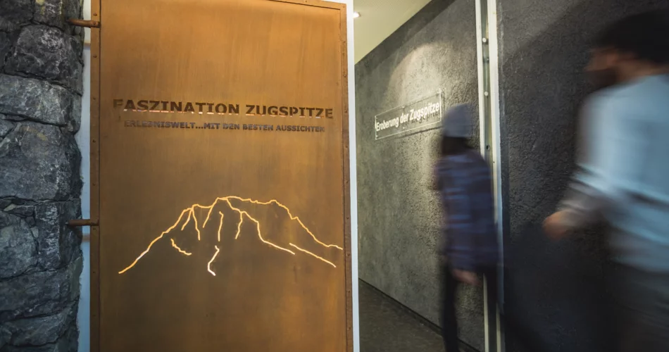 Schild mit Aufschrift Faszination Zugspitze | © Tiroler Zugspitz Arena/ C.Jorda