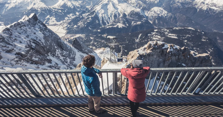 Two people on the viewing platform of the Tiroler Zugspitzbahn | © Tiroler Zugspitz Arena/ C.Jorda