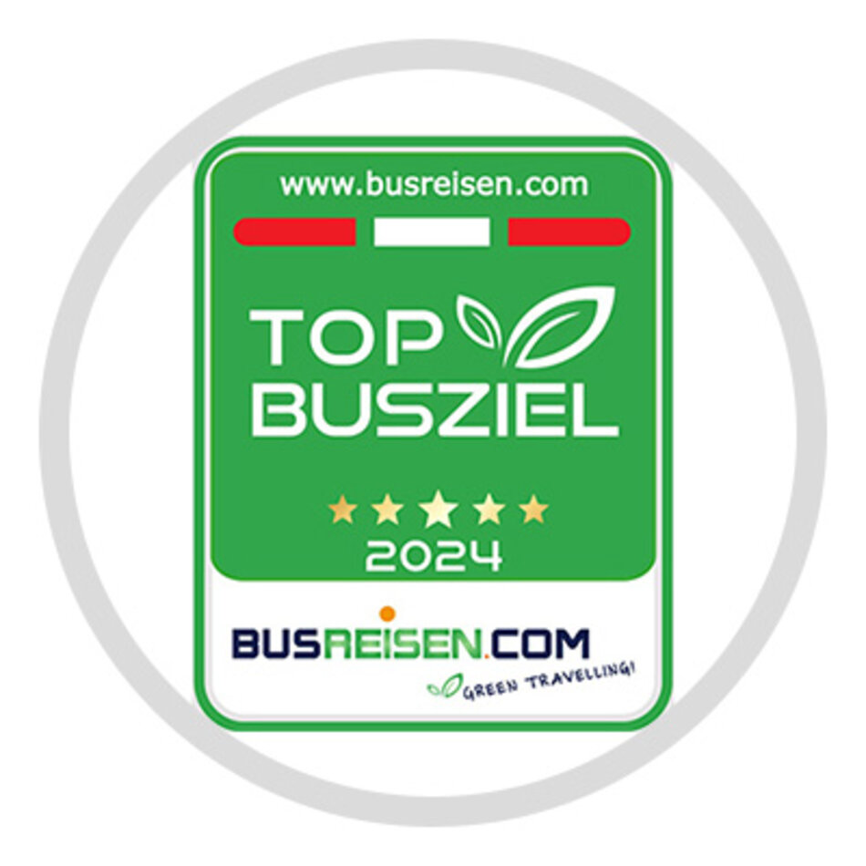 A green logo with the white inscription Top Bus Destination 2024 | © busreisen.com