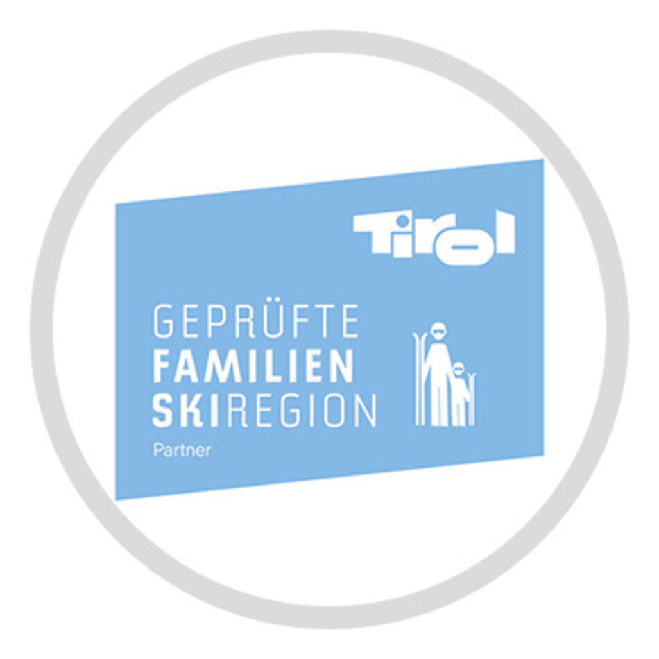 A light blue logo with the white inscription "Geprüfte Familien Skiregion" and the logo of the Tirol Werbung in white