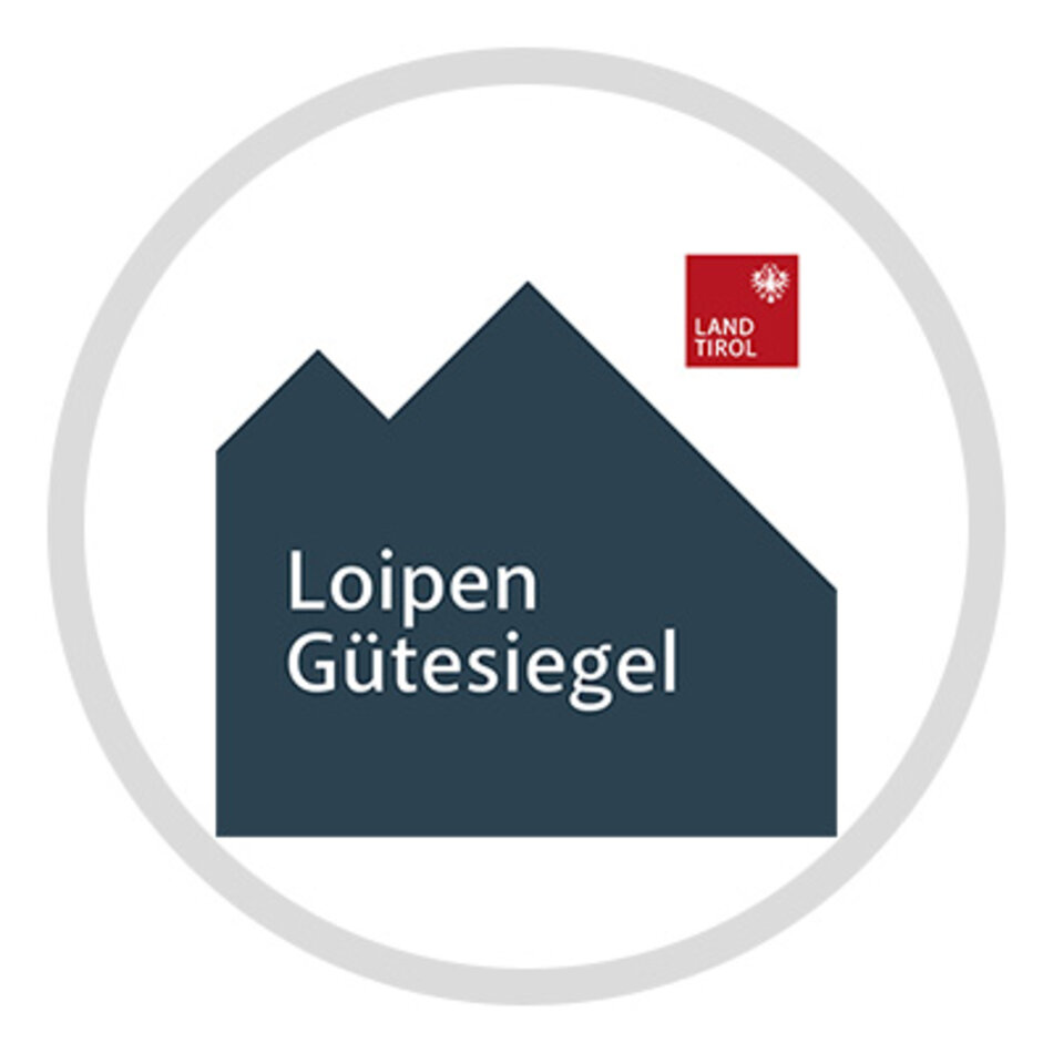 An abstract gray depiction of a mountain, with the white inscription Loipengütesiegel on it and the white inscription Land Tirol in a red rectangle at the top right | © Land Tirol