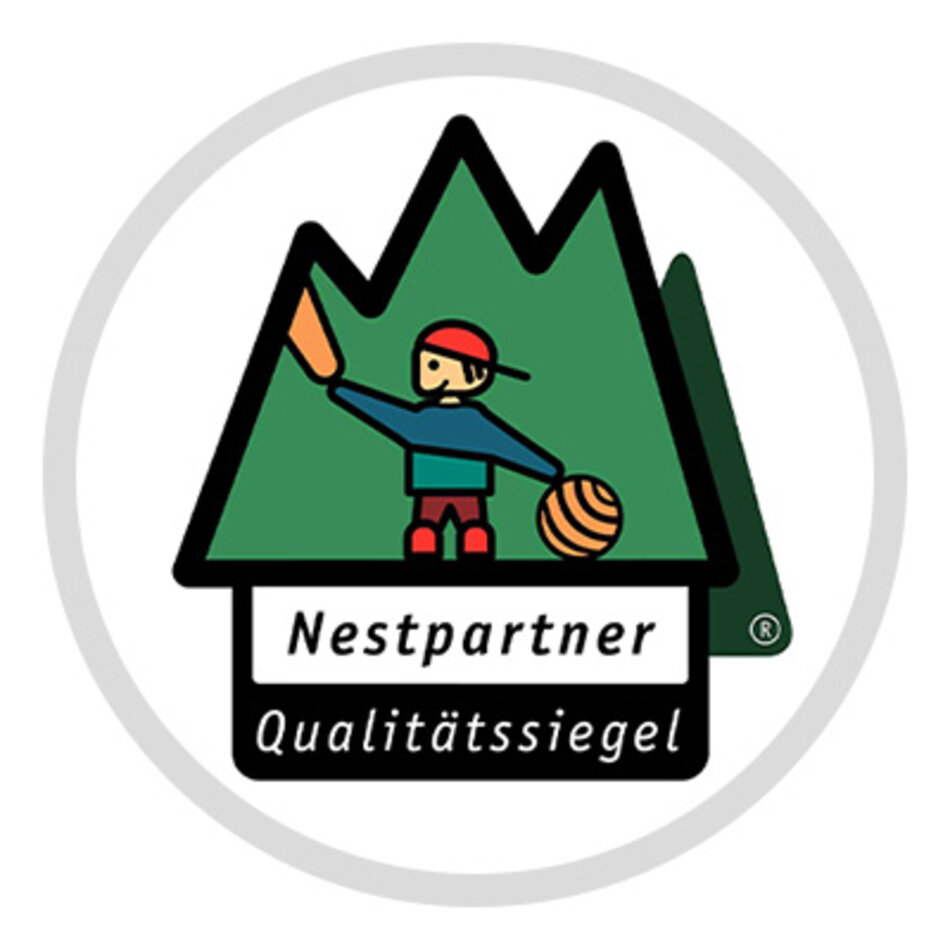 A green logo with an abstract image of a child and the inscription Nestpartner Qualitätssiegel underneath | © Tiroler Familiennester