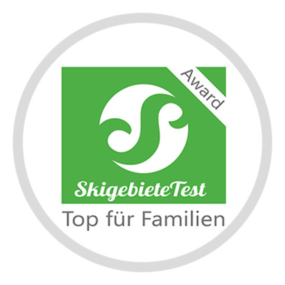 A white and green logo with the inscription Skigebiete Test Top für Familien | © Skigebiete Test