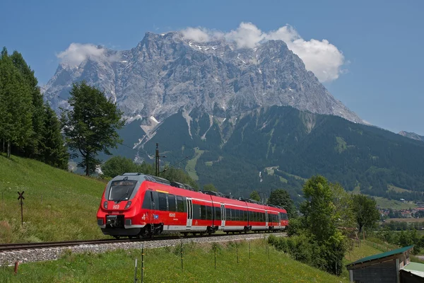 Roter Zug vor der Zugspitze